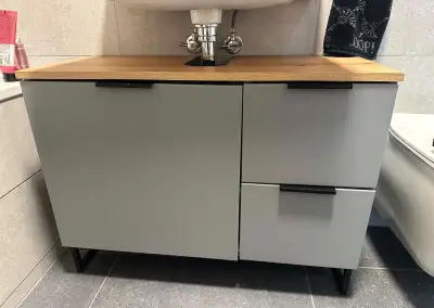 Skříňka pod umyvadlo - šedá-dřevo, černá madla v Hrusice