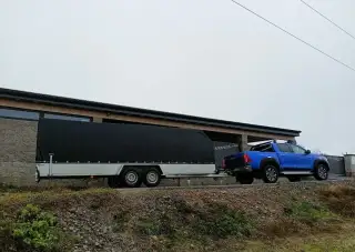 přívěsný vozík s plachtou, dvě nápravy, 2700 kg