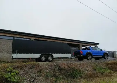 přívěsný vozík s plachtou, dvě nápravy, 2700 kg