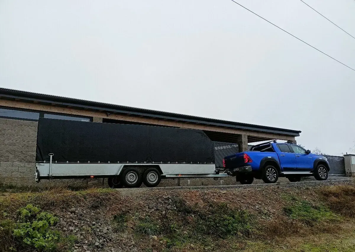 přívěsný vozík s plachtou, dvě nápravy, 2700 kg