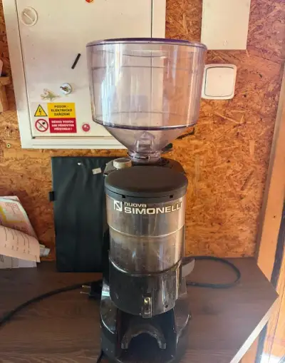 Profi kávový mlýnek Nuova Simonelli (ploché kameny 65 mm)