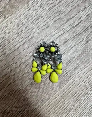 Žluté náušnice se stříbrnými kamínky