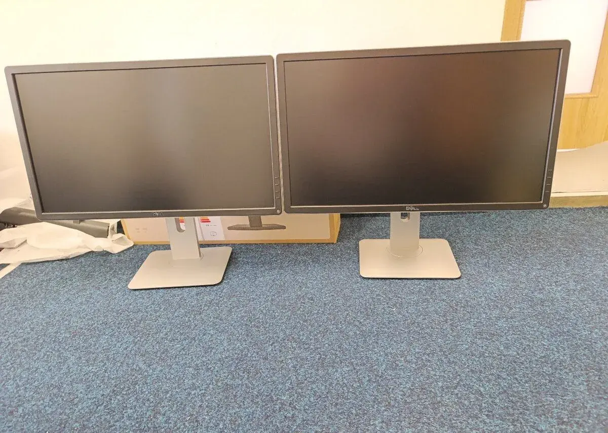 2x 24" LCD, IPS, Dell P2414H, FHD, Pivot, USB, DP, DVI