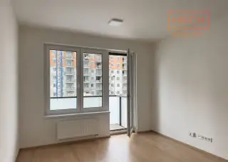 Pronájem moderního bytu 2+kk s balkonem a garážovým stáním –