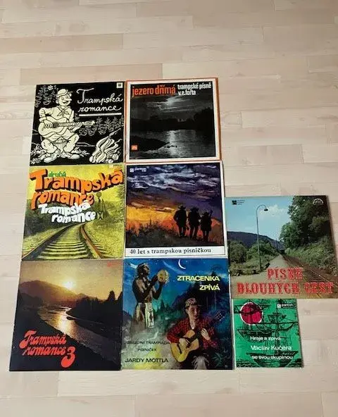 LP desky s trampskou a country hudbou