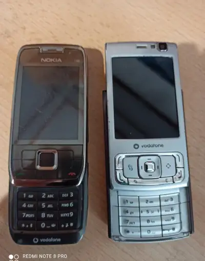 Svou sbírku retro mobilních telefonů