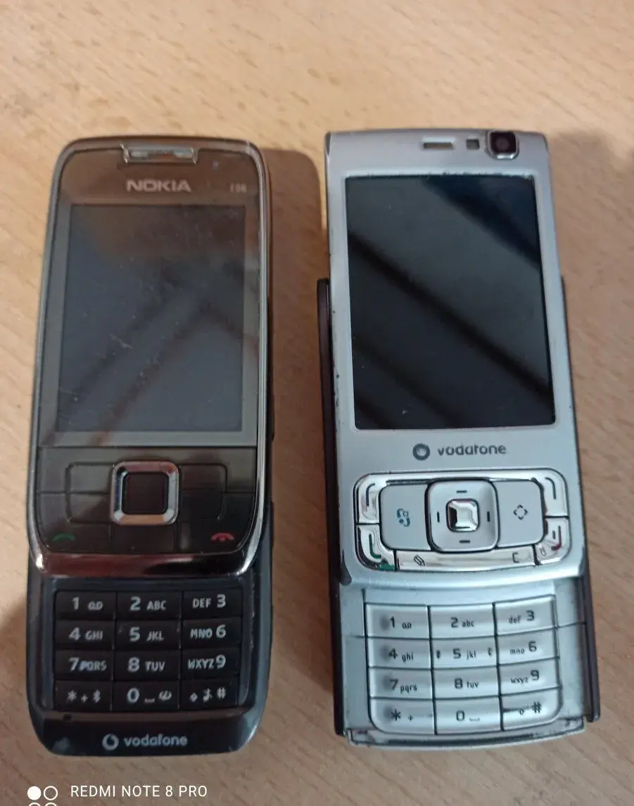 Svou sbírku retro mobilních telefonů