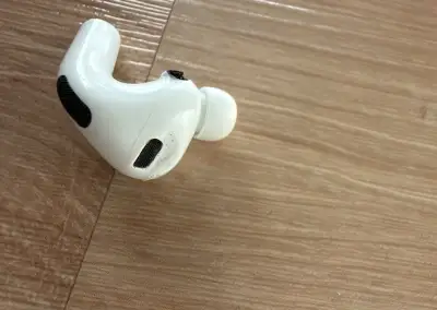 AirPods Pro 3 – poškozené levé sluchátko