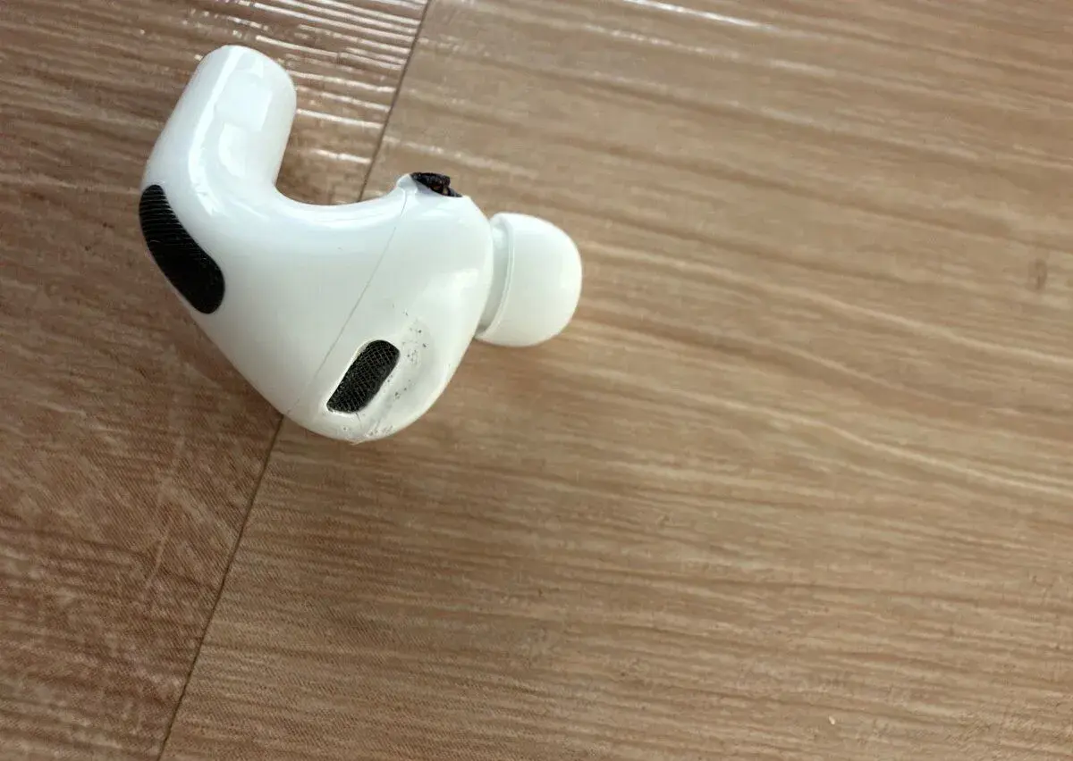 AirPods Pro 3 – poškozené levé sluchátko