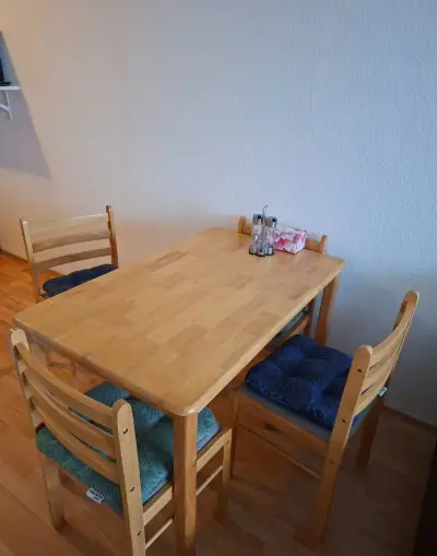 Stůl se 4 židlemi - světlé dřevo