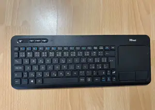 Bezdrátová mini klávesnice Trust s touchpadem