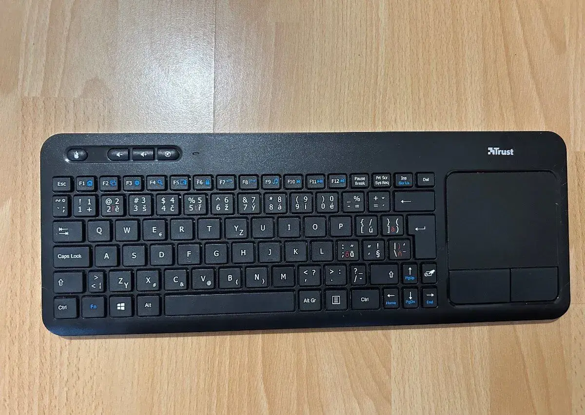 Bezdrátová mini klávesnice Trust s touchpadem