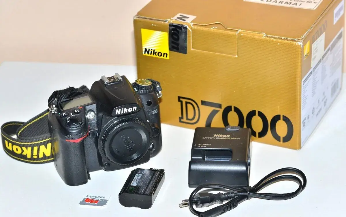 Nikon D7000 + příslušenství