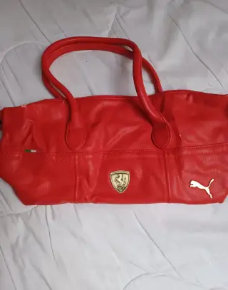 Červenou kabelku ferrari