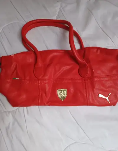 Červenou kabelku ferrari