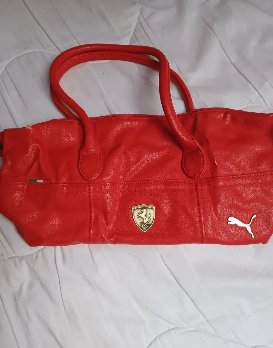 Červenou kabelku ferrari