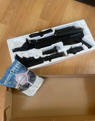 Airsoft zbraň + kuličky a vybavení