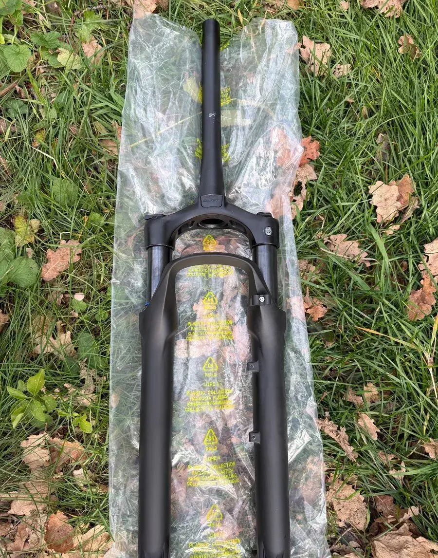 Odpružená vidlice SR Suntour Mobie34 2026, 27,5 palce,800 mm