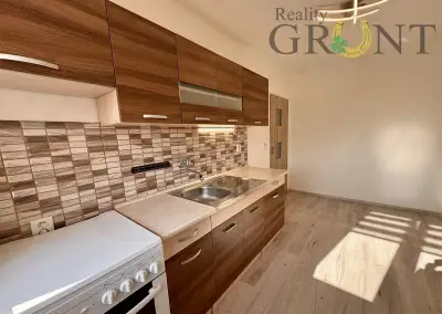 Pronájem bytu 2+1 s balkónem v cihlovém domě, 65 m², Karviná