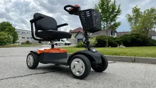 Malá elektrická čtyřkolka pro seniory