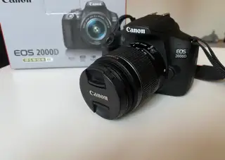 Canon EOS 2000D + 18–55 mm + brašna – kompletní sada