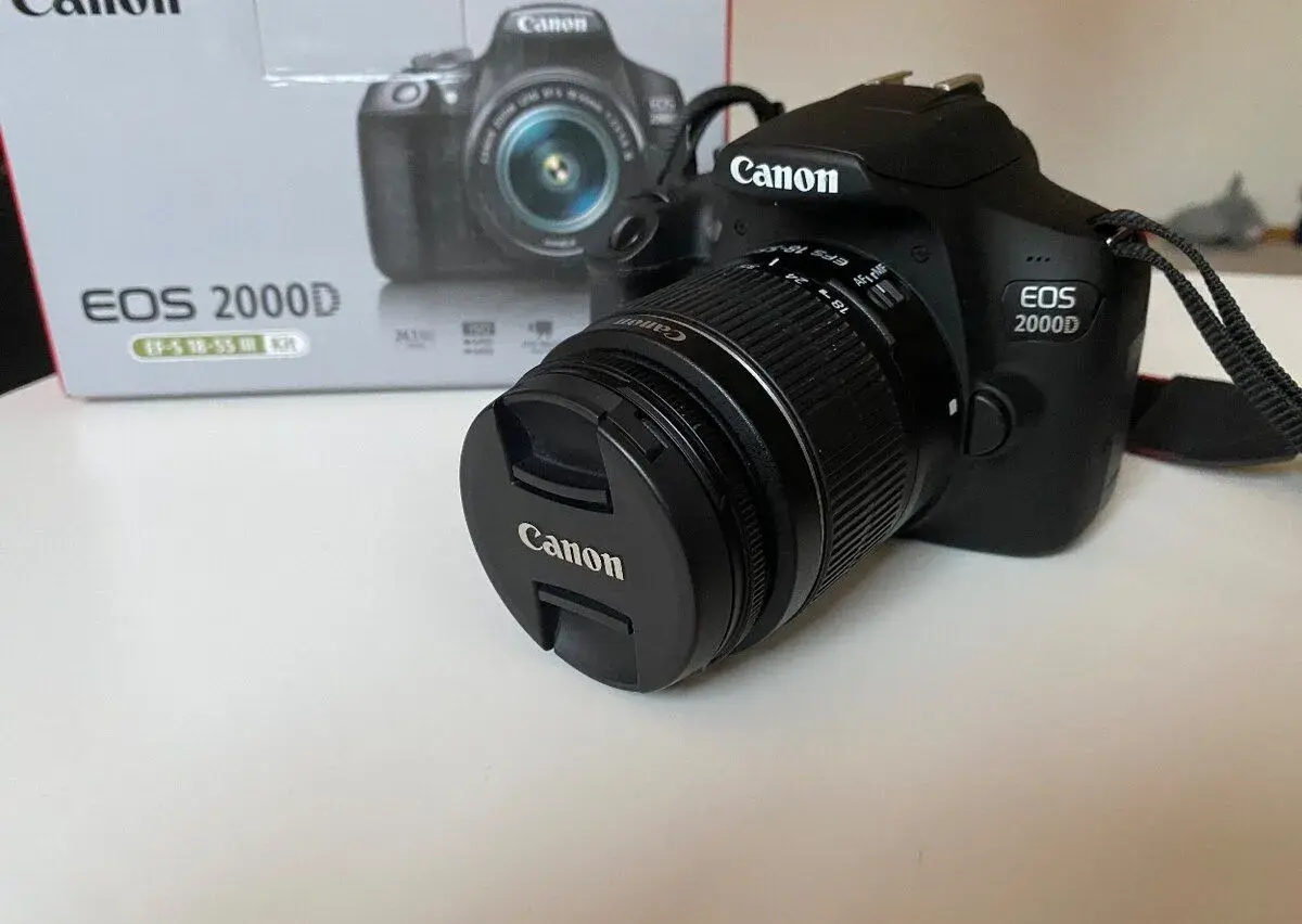 Canon EOS 2000D + 18–55 mm + brašna – kompletní sada