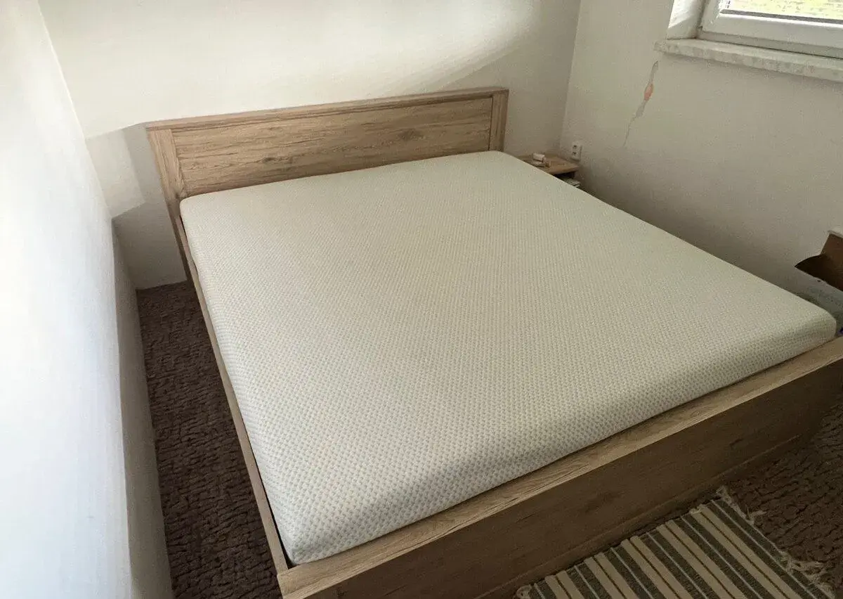 Postel 180cm s matrací