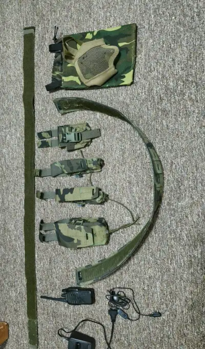 Taktické sumky na zásobníky (M4 / MP5) a granát + vysílačka