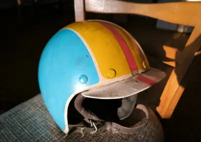 Historická helma na motorku