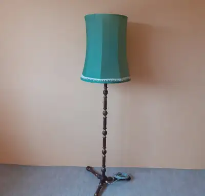 retro stojací dřevěná lampa