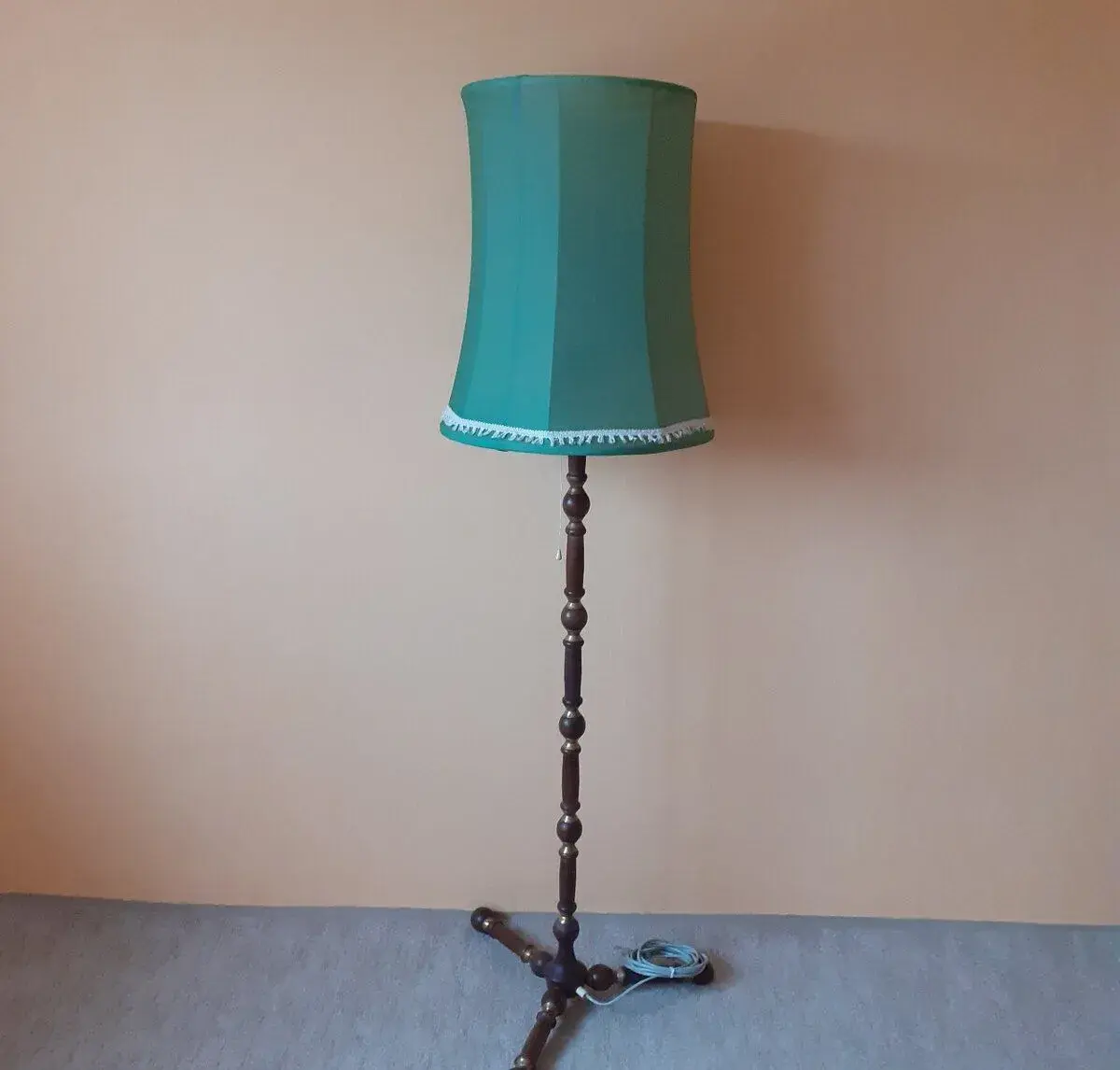 retro stojací dřevěná lampa