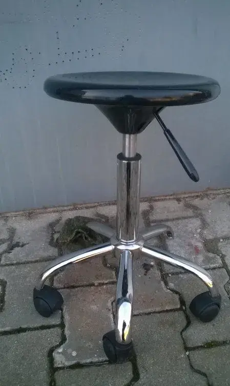 Otočnou židli na kolečkách