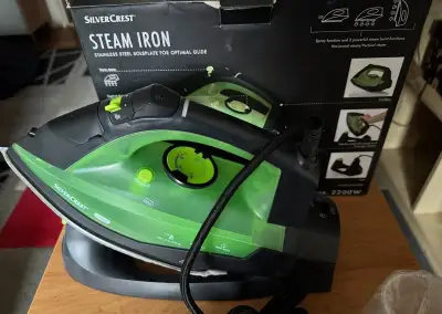 napařovací žehlička se základnou