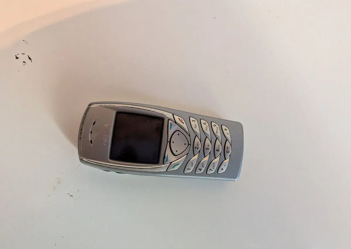 Nokia 6100 - miniatura z roku 2002