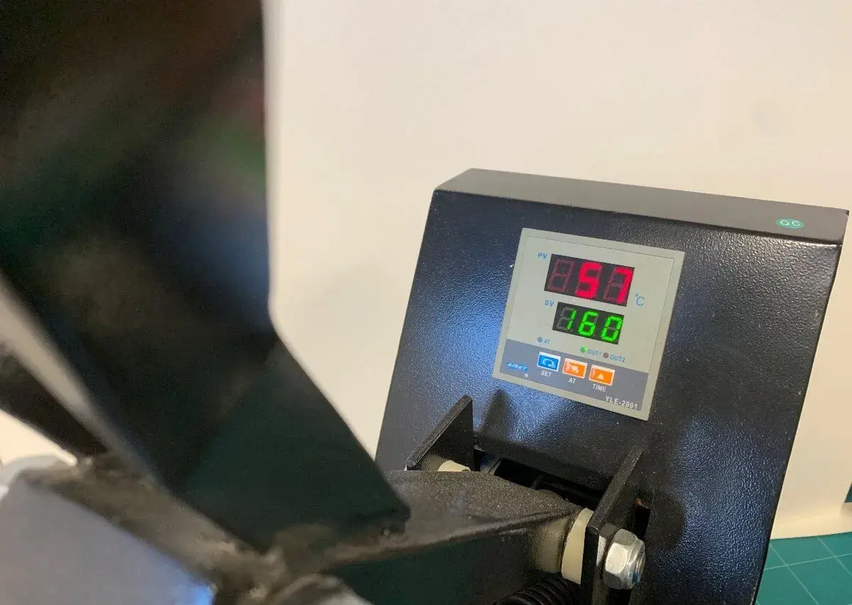 Ruční termolis – zažehlovací lis na textil, digitální