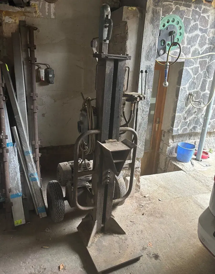 Hydraulická štípačka na dřevo