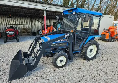 malotraktor Iseki TA215 4x4 s kabinou a čelákem