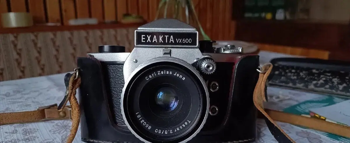 NíEXAKTA VX 500 + Carl Zeiss Jena Tessar 2,8/50 + pouzdro