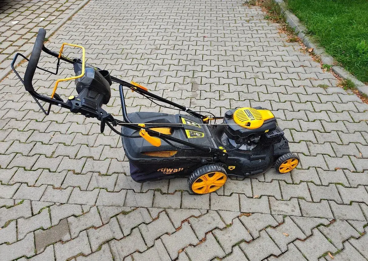 Benzínová sekačka s pojezdem a el. startem Riwall RPM 5135 E