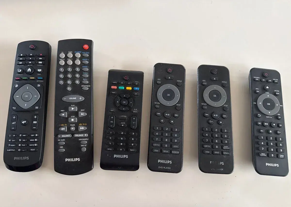 Sada 6 dálkových ovladačů Philips k TV, DVD a audio systému