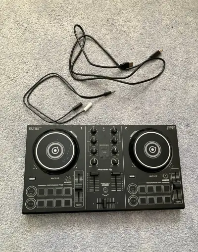 Pioneer DJ DDJ-200 – DJ kontroler pro začátečníky