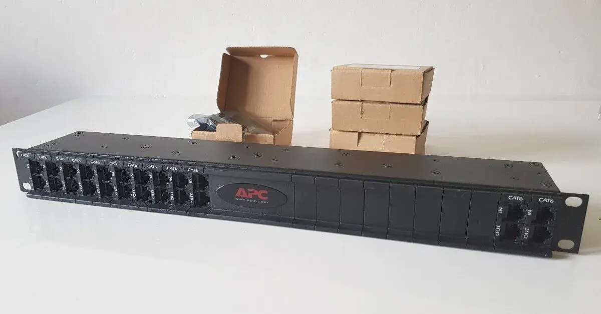 APC 19" Chassis, 1U, PRM24, s 12ks RJ45 moduly přepěťové oc