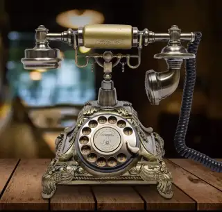 Stolní pevný telefon v retro stylu