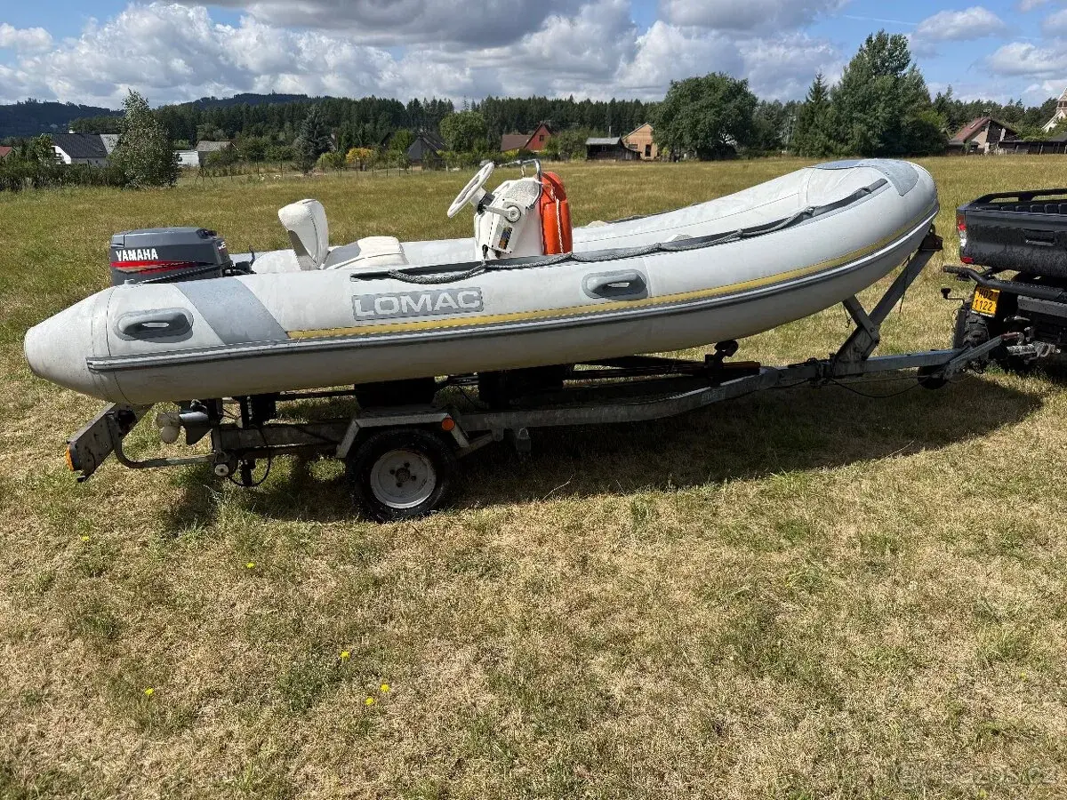 Člun Lomac s pevným kýlem + prepravní vlek +Yamaha 25