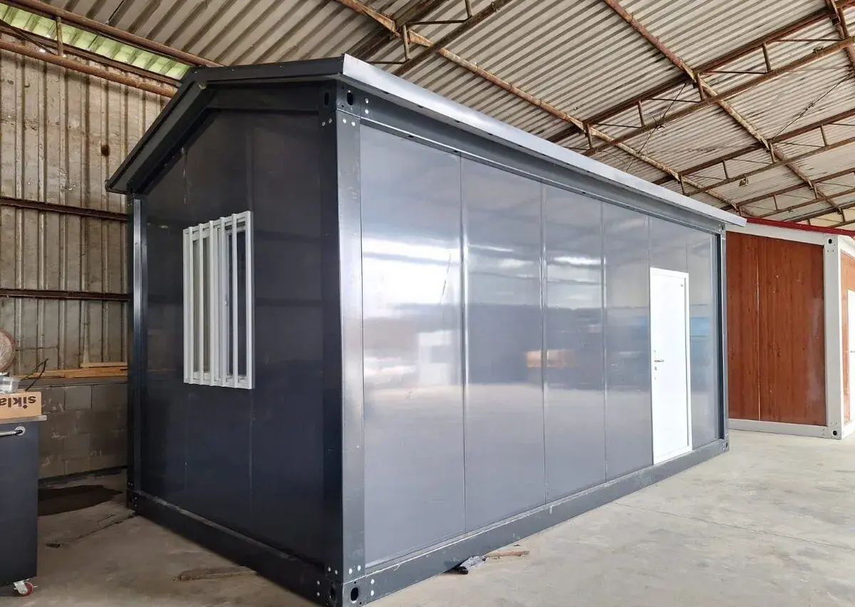 Obytný zateplený kontejner 6x3m se šikmou střechou (Typ A) –