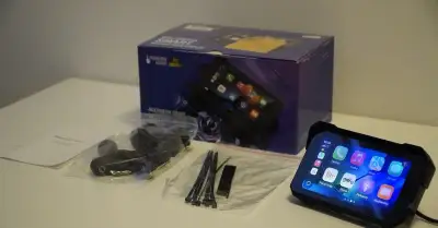 LCD displej na motorku – CarPlay / Android Auto
