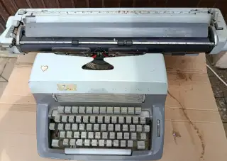 Psací stroj Consul 203 se širokým válcem
