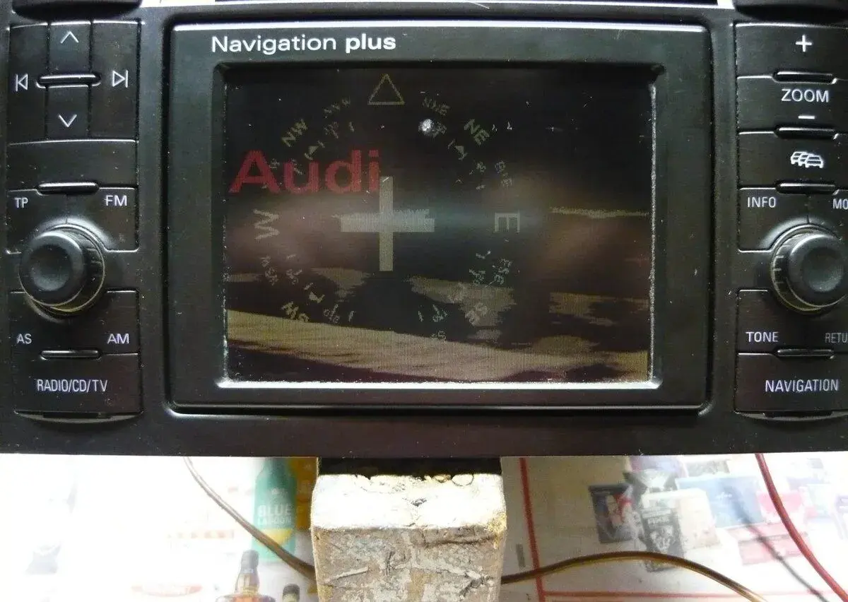 Autorádio s navigací z vozu Audi A6