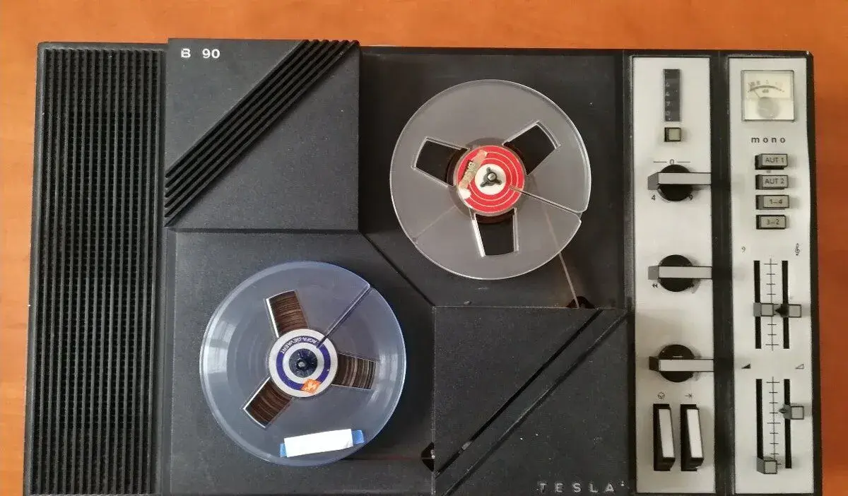 Magnetofon TESLA - B90