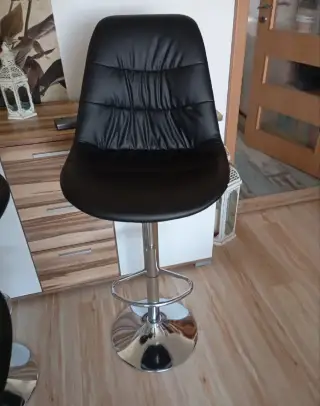 Tři nové kuchyňské židle i se stolem
